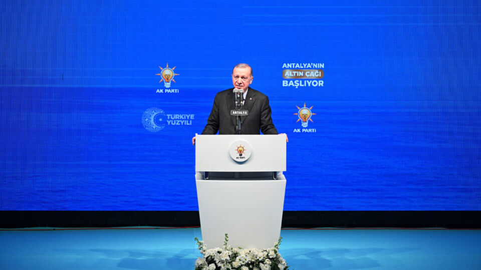 AK Parti 'gri seçmen'i ikna edecek