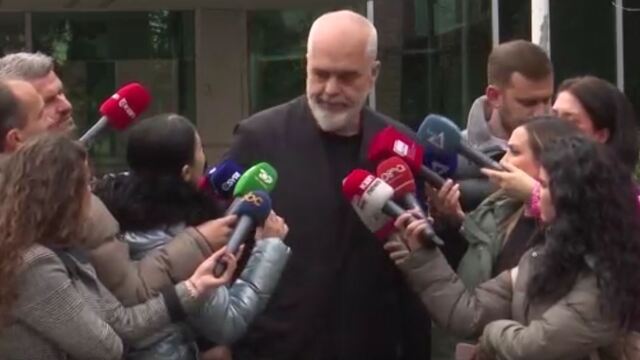 Başbakan kadın muhabiri kameralar önünde itti!