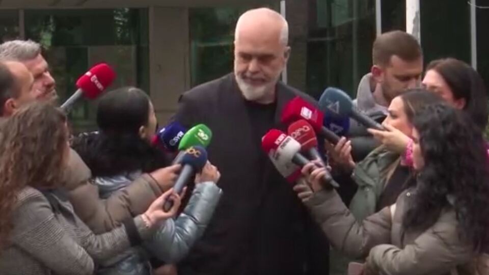 Başbakan kadın muhabiri kameralar önünde itti!