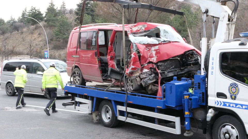 Minibüs hurdaya döndü: 1 ölü, 1 yaralı