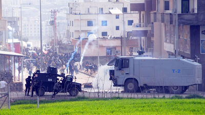 Polise taş atan 3 kişiye gözaltı