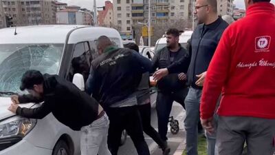 Hem sürücüye hem de polislere saldırdılar!