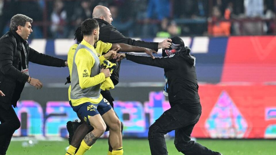 "Bizimle kavga etmek için sahaya girdi"