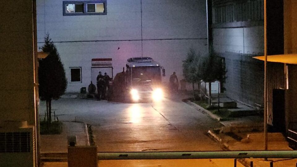 Cezaevinde yangın: 12 kişi dumandan etkilendi