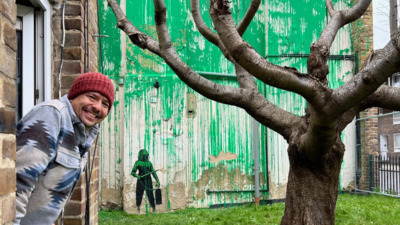 Banksy evinin duvarına resim yapınca meşhur oldu