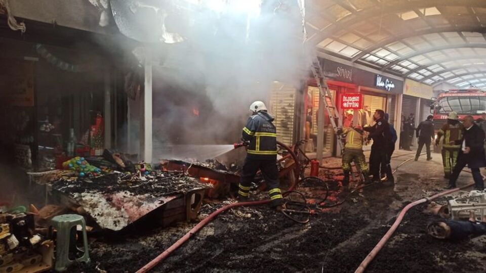 Yangında iki iş yeri zarar gördü