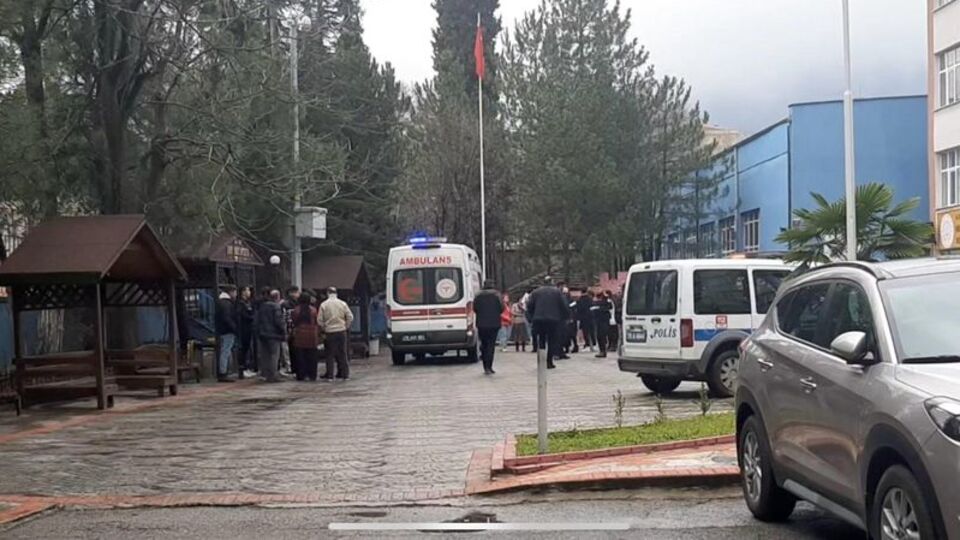 'Kız arkadaşıma baktın' kavgası! İki öğrenciyi bıçakladı
