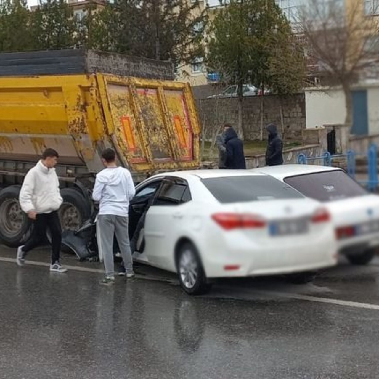 İki otomobil TIR dorsesine çarptı: 5 yaralı