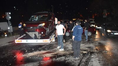 İzmir'de iki otomobil çarpıştı: 3 yaralı