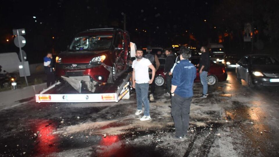 İzmir'de iki otomobil çarpıştı: 3 yaralı