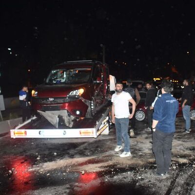 İzmir'de iki otomobil çarpıştı: 3 yaralı