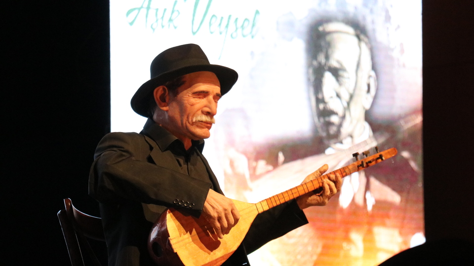 İnsansı Aşık Veysel robotundan konser