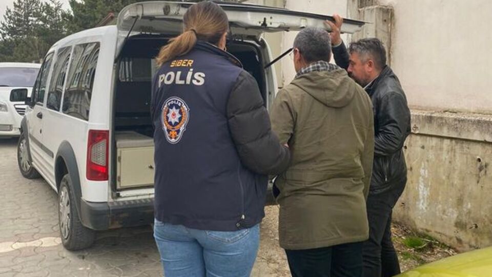 1 yıl kadın kılığına girip saklanmış!