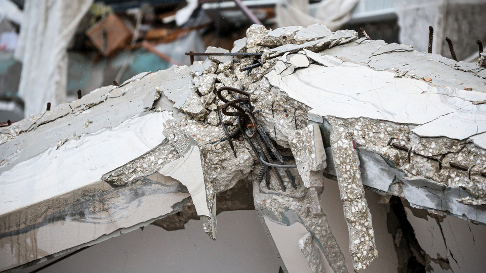 Yıkılan binada yasak malzemeler kullanılmış!