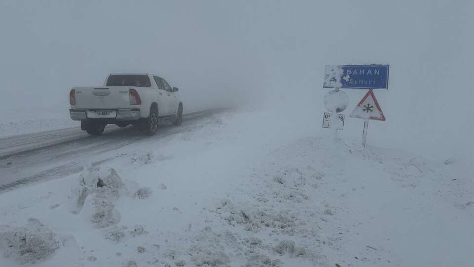 Çığ düştü iki il arası ulaşım kapandı