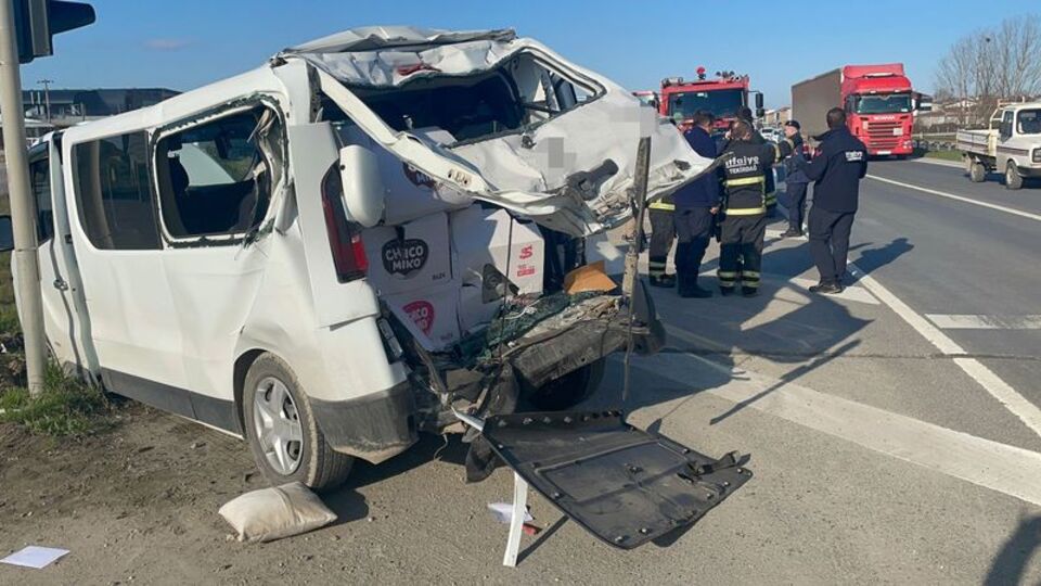 TIR, ışıkta bekleyen minibüse çarptı