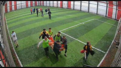 Halı sahada kalp krizi! Arkadaşlarını 45 saniye bekledi!