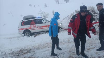 Yola çığ düştü! 4 araçtaki 12 kişi kurtarıldı