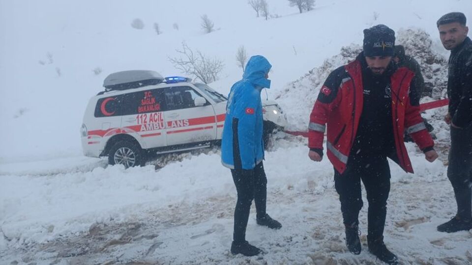 Yola çığ düştü! 4 araçtaki 12 kişi kurtarıldı