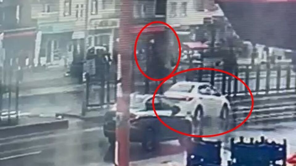 Yolun karşısına geçmeye çalışan kıza araba çarptı