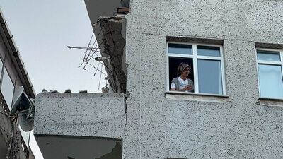 Balkonu çöken bina tahliye edilecek