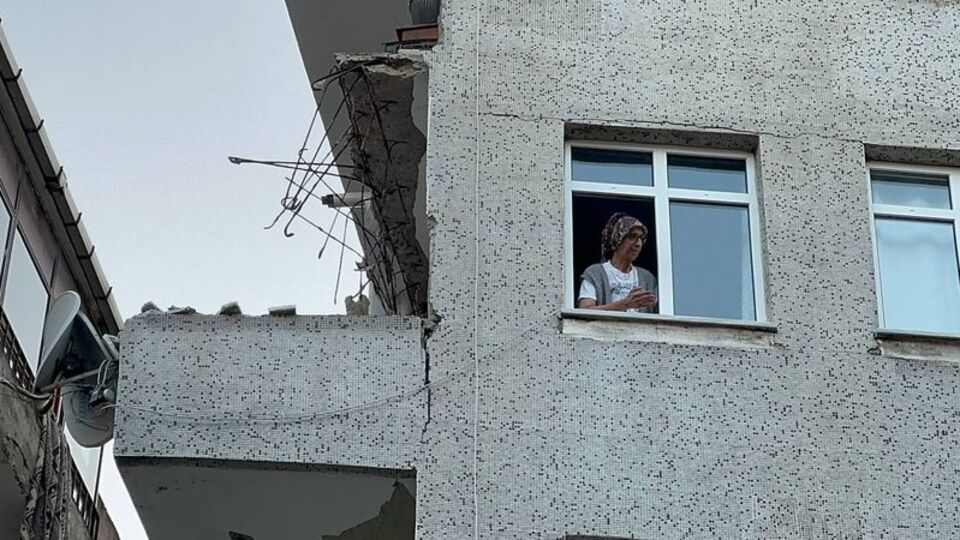 Balkonu çöken bina tahliye edilecek