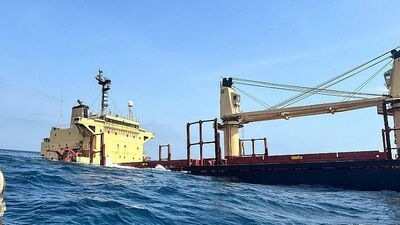 Kızıldeniz'de İngiltere'nin bir gemisi vuruldu