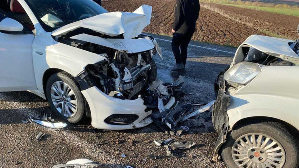 Araçlar kafa kafaya çarpıştı: 1 ölü, 2 yaralı