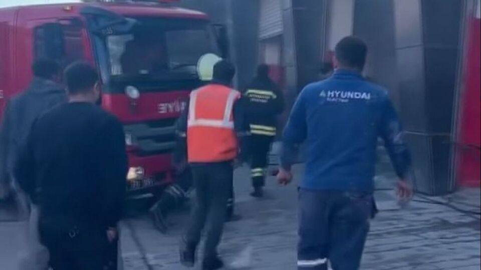 Oto boyama dükkanında yangın! 3 kişi dumandan etkilendi