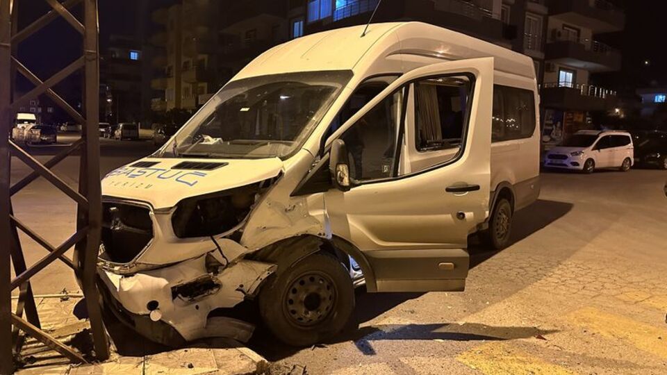 Otomobille minibüs çarpıştı: 4 yaralı