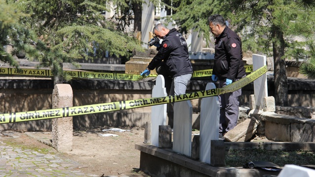 Mezarlıkta cenin bulundu