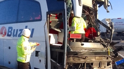 Yolcu otobüsü bariyerlere çarptı: 14 yaralı