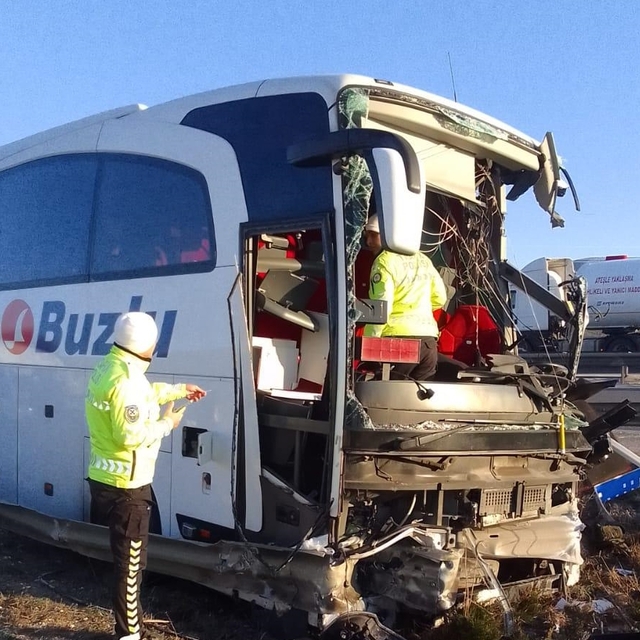 Yolcu otobüsü bariyerlere çarptı: 14 yaralı