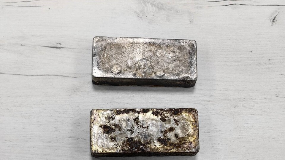 Telefon şeklinde gümüş külçeler gümrüğe takıldı