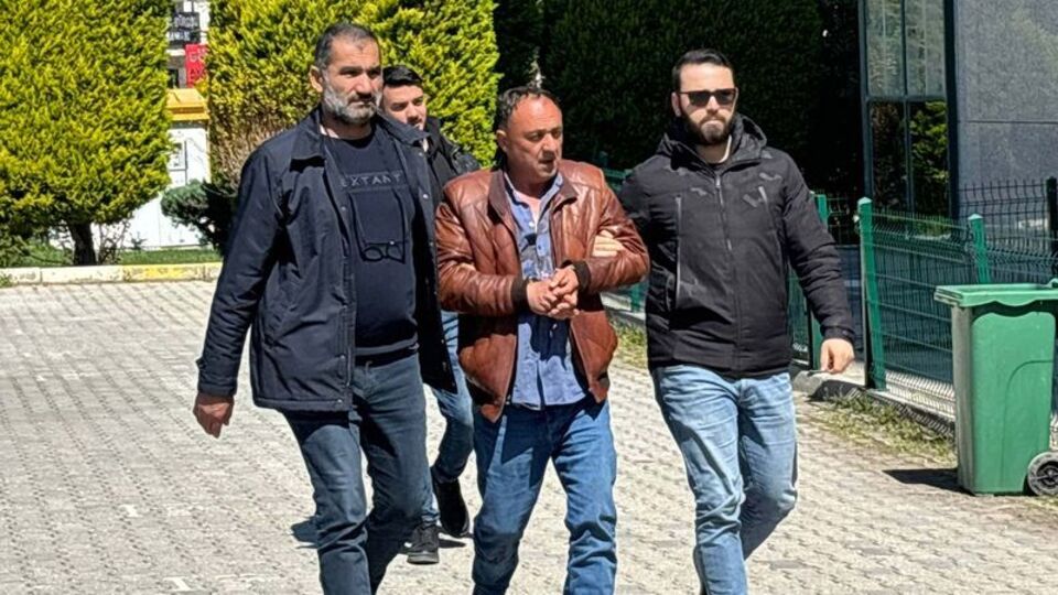 Eşini ve arkadaşını sokak ortasında vurdu