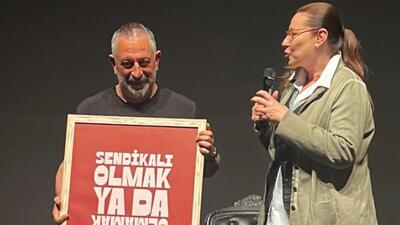 Cem Yılmaz gelirini bağışladı