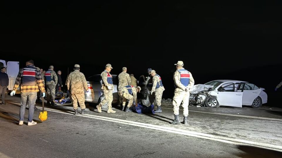 Otomobiller kafa kafaya çarpıştı: 2 ölü, 5 yaralı