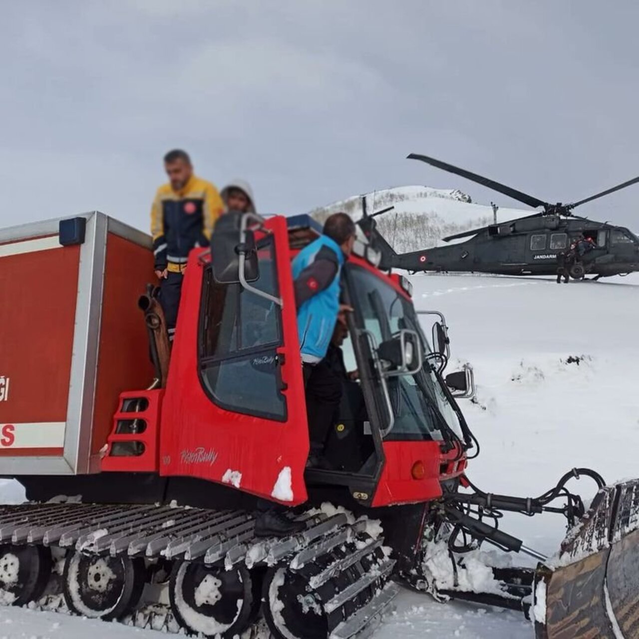 Karda mahsur kalan 2 avcı helikopterle kurtarıldı