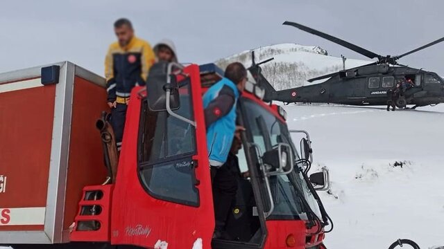 Karda mahsur kalan 2 avcı helikopterle kurtarıldı