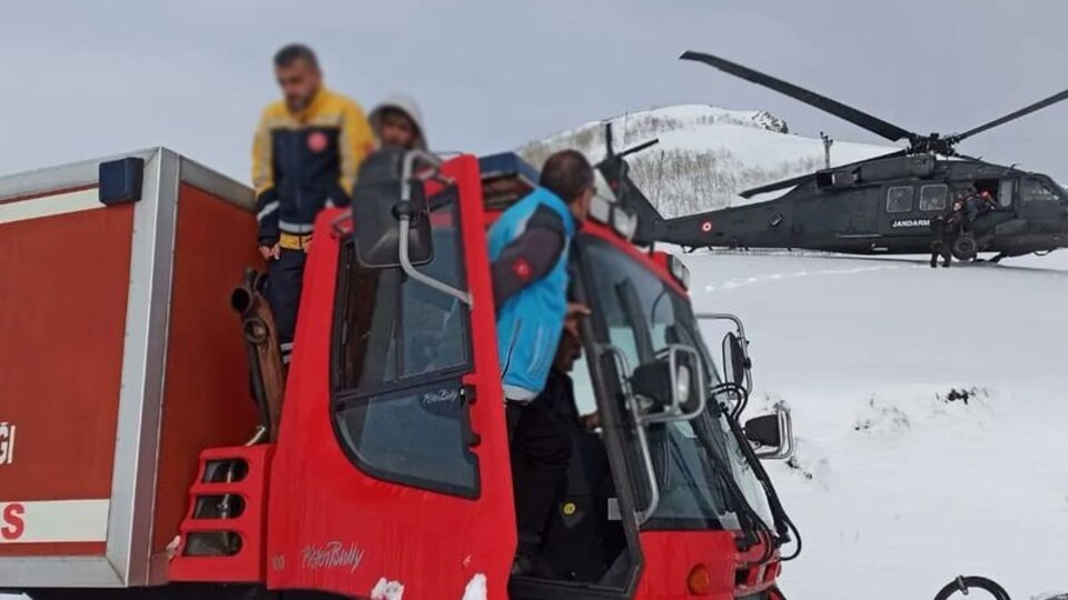 Karda mahsur kalan 2 avcı helikopterle kurtarıldı
