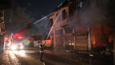 Hatay'da deprem hasarlı evde yangın
