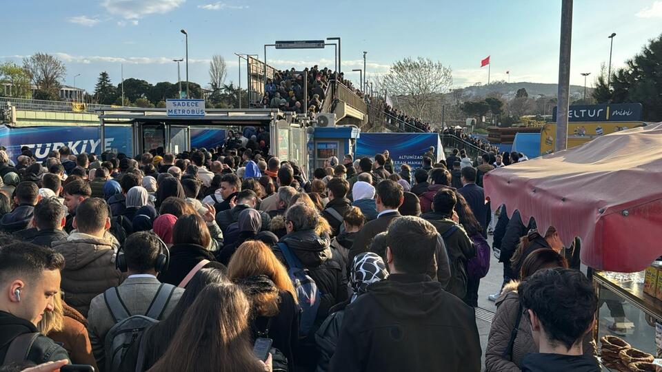 Metrobüs arıza yaptı, duraklarda yoğunluk oluştu