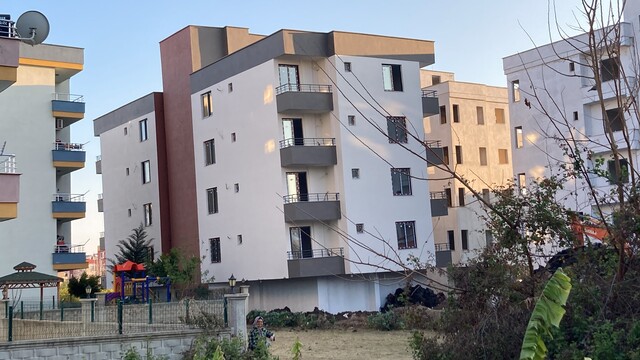 Yeni yapılan bina yan yatmaya başladı