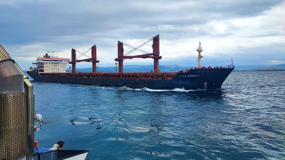 Çanakkale Boğazı'nda makine arızası yapan gemi kurtarıldı