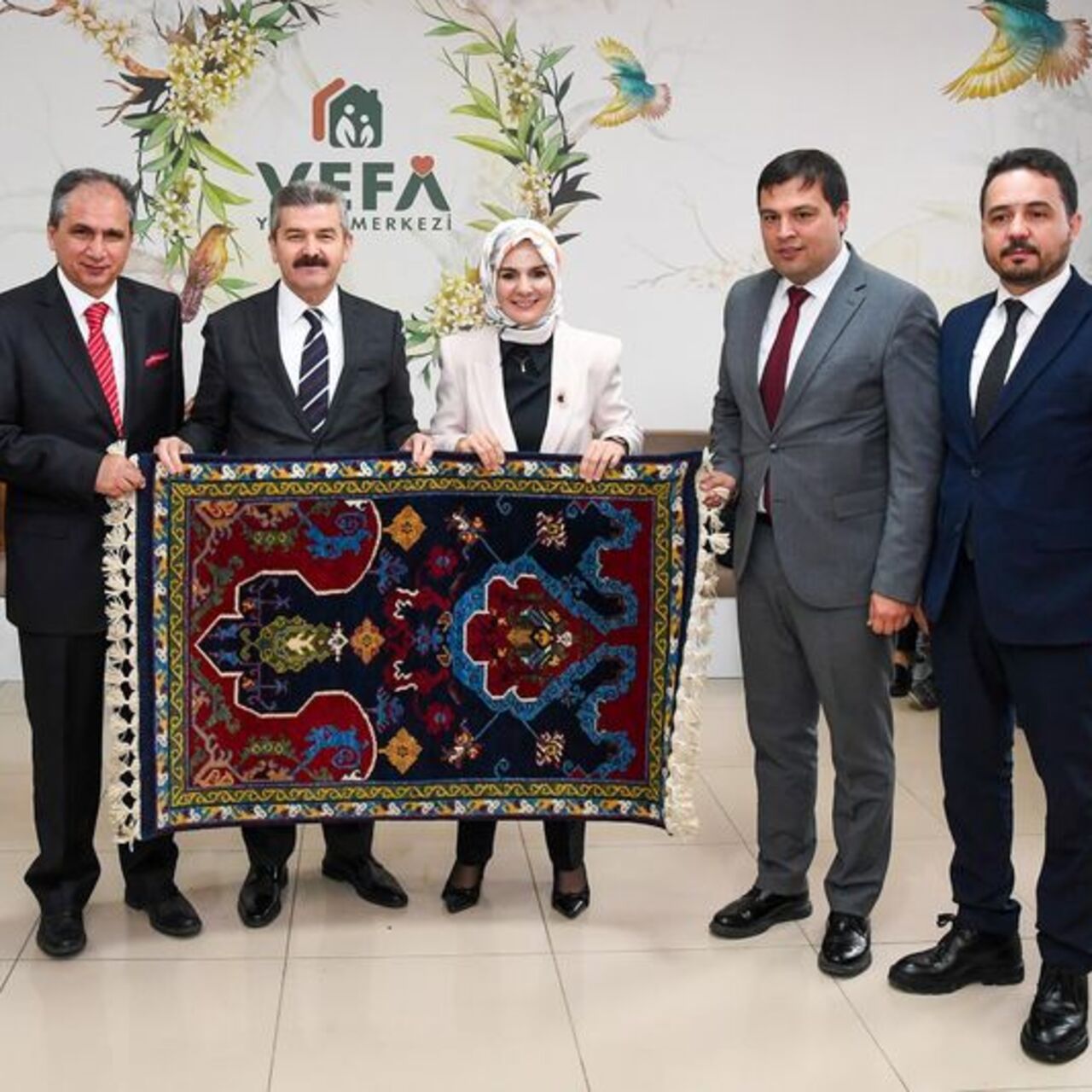 Bakan Göktaş, atölyede kadınlarla halı dokudu