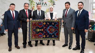 Bakan Göktaş, atölyede kadınlarla halı dokudu