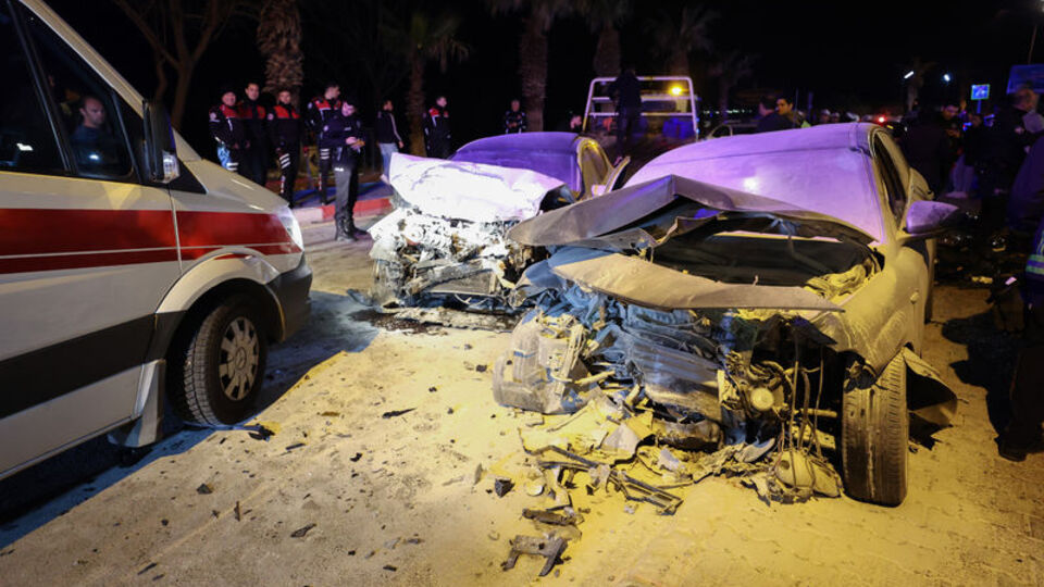 Antalya'da iki otomobil çarpıştı: 4 yaralı