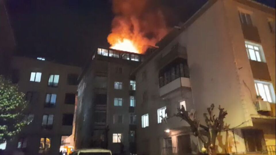 6 katlı binanın çatı katında yangın