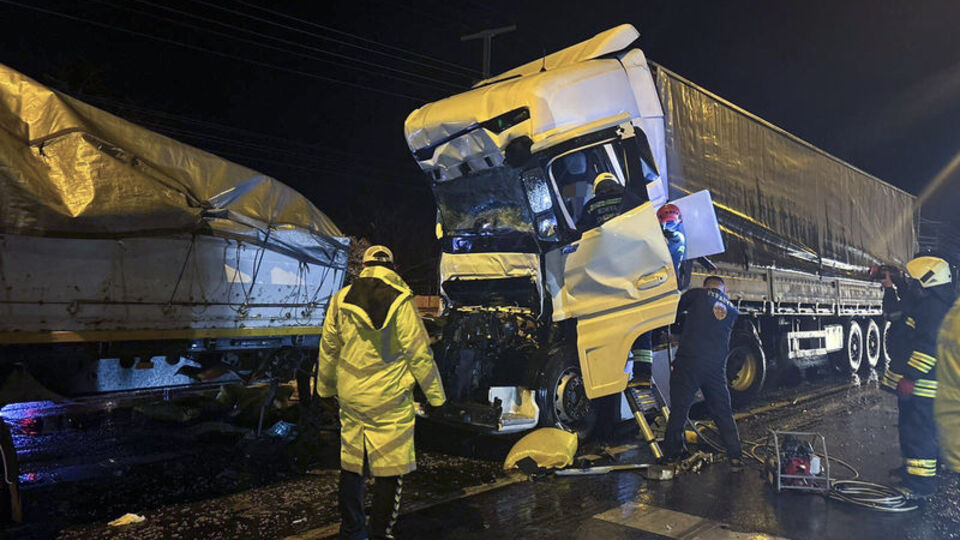 4 TIR birbirine girdi: 1 ölü, 3 yaralı