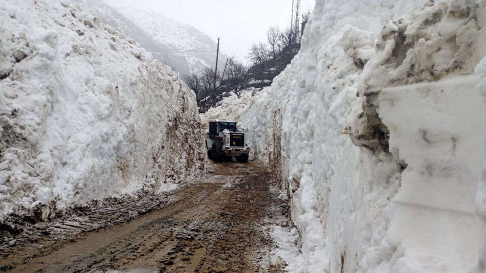 Çığ nedeniyle kapanan yol açıldı